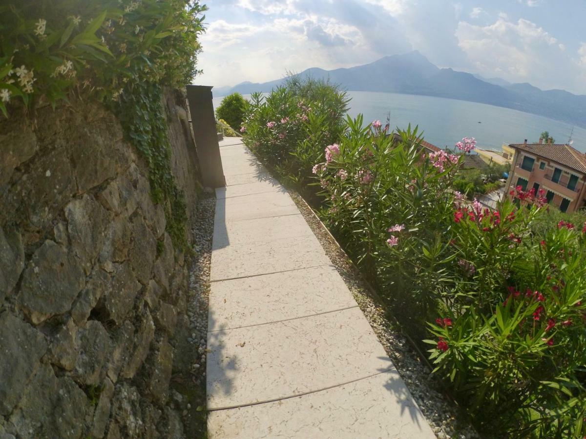 Residence La Mignon - Terrazza Torri Del Benaco Buitenkant foto